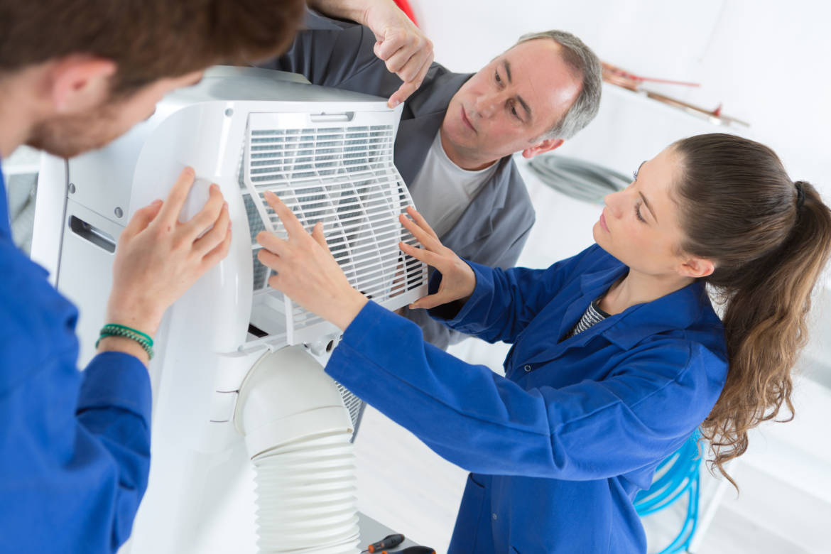 trainees-working-on-an-air-conditioning-unit-P4CCN5Q.jpg